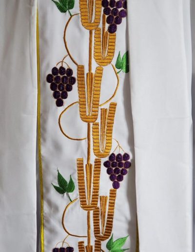 CHASUBLE WHITE GRAPES FRONT CLOSE UP