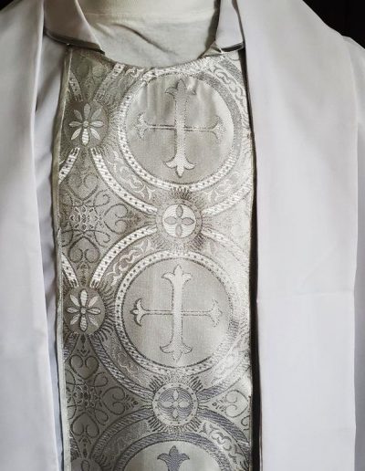 CHASUBLE WHITE WITH SILVER CLOSE UP