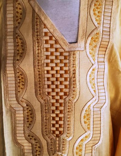 CHASUBLE GOLD AGBADA CLOSE UP