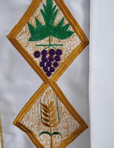 CHASUBLE WHITE IHS GRAPES CLOSE UP 1