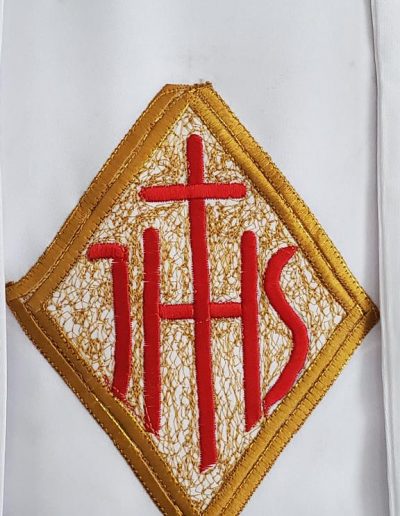 CHASUBLE WHITE IHS GRAPES CLOSE UP